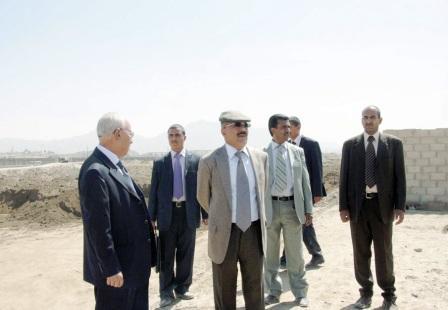 .. ولدى زيارته لمشروع بناء الحوض المائي في منطقة الروضة بأمانة العاصمة أمس